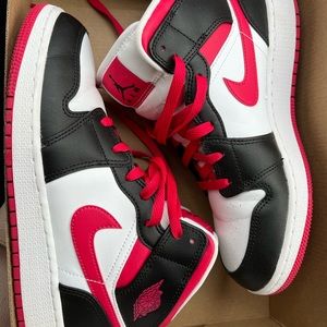 Womens size 8 Jordan 1’s (men and youth size 6.5)